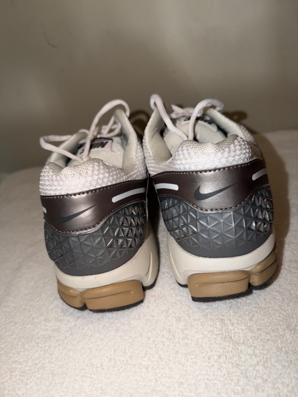 Nike ZOOM VOMERO 5
"METALLIC PEWTER” Gray, Brown and White - Picture 4 of 7
